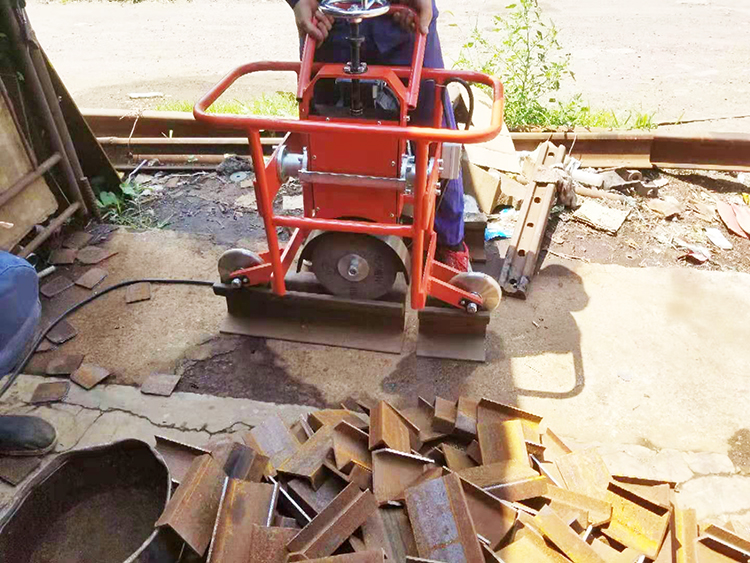 FMG-3.0型内燃槽(cao)型軌仿形(xing)打磨機